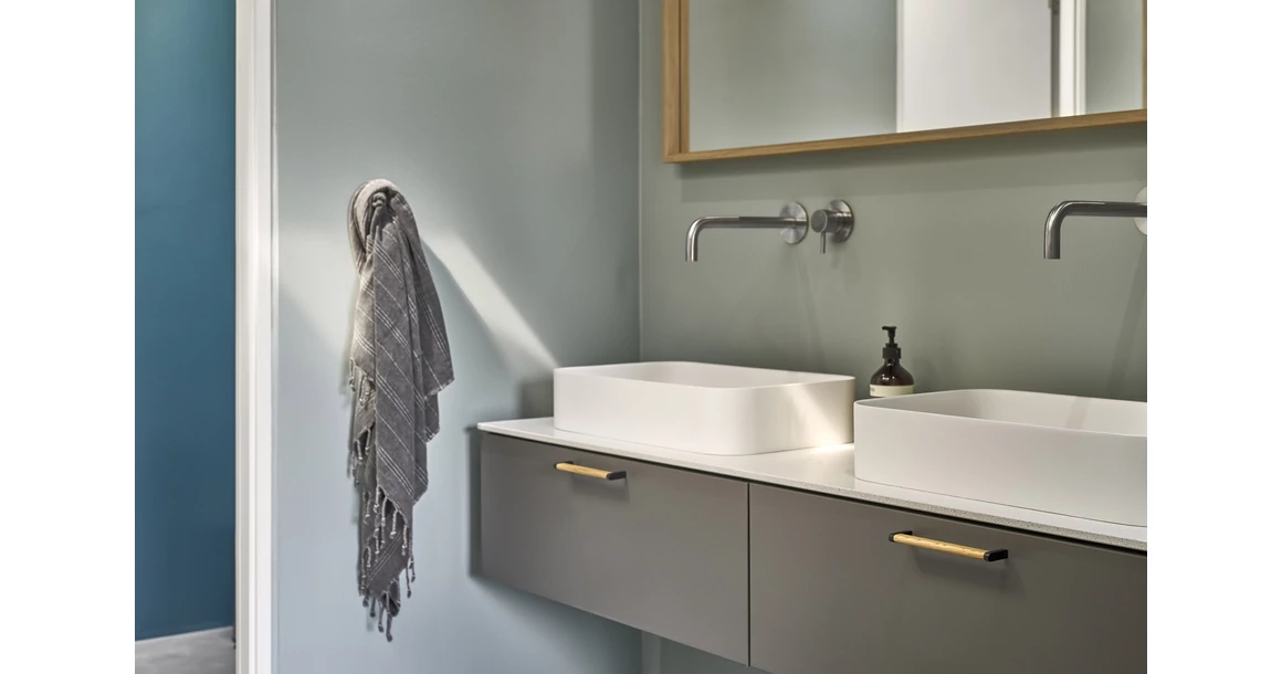 Kép 2/5 - Fogantyú Furnipart CROSSING  160mm, fém-fa, matt fekete - lakkozott tölgy