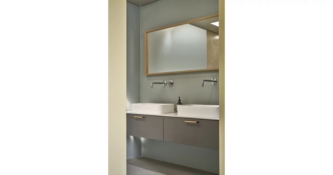 Kép 3/5 - Fogantyú Furnipart CROSSING  160mm, fém-fa, matt fekete - lakkozott tölgy