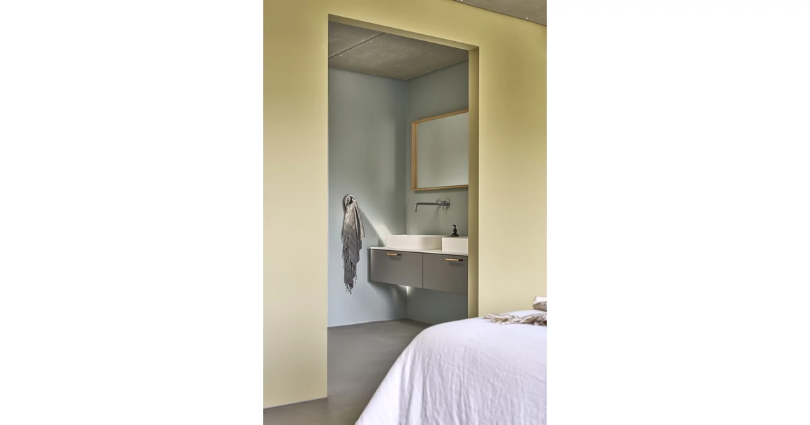 Kép 4/5 - Fogantyú Furnipart CROSSING  160mm, fém-fa, matt fekete - lakkozott tölgy