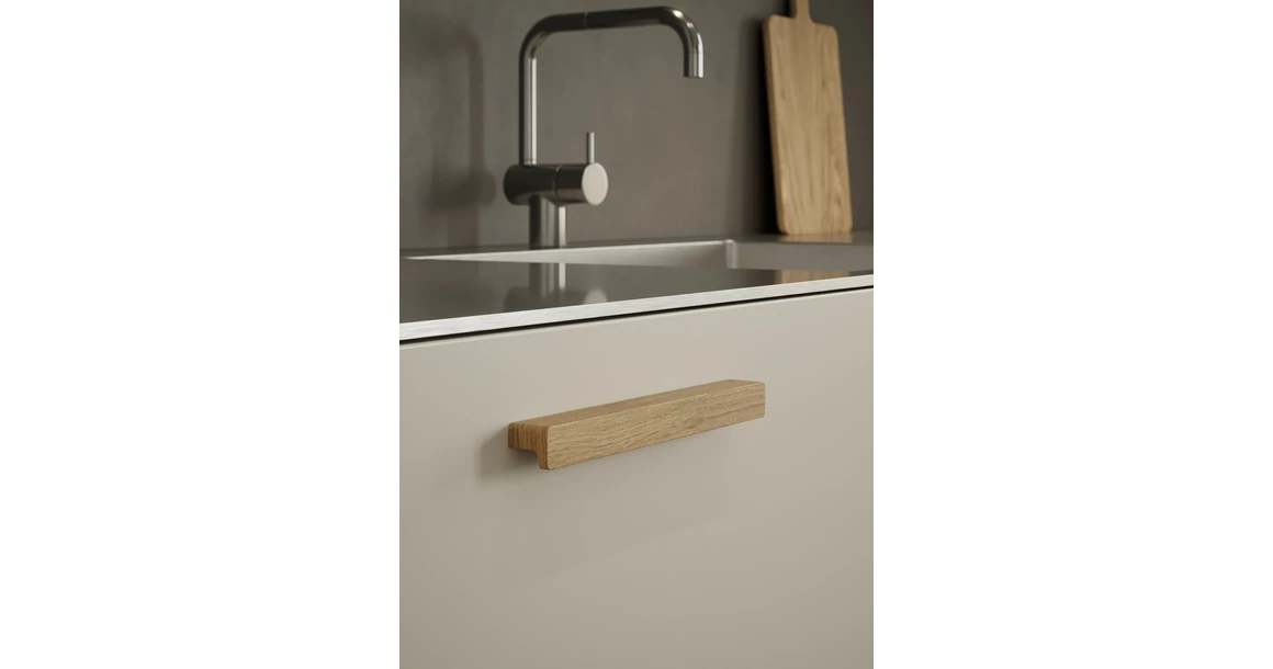 Kép 2/3 - Fogantyú Furnipart ELAN  160mm, fa, lakkozott tölgy