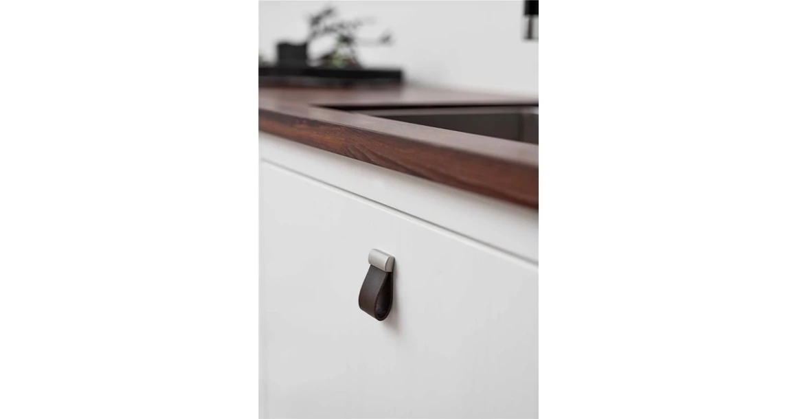 Kép 2/2 - Fogantyú Furnipart STRAP   16mm, fém-bőr, szálcsiszolt - sötét barna