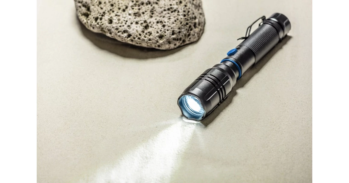 Kép 2/3 - Lámnpa, Zseblámpa LED 8W, 800lm, hideg fehér, IP20, aksis, USB töltéssel  EOL