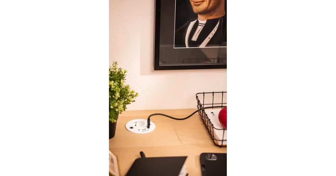 Kép 4/10 - Konnektor, pultba szerelhető, 1x dugalj, 1x USB A, 2xUSB C, RJ45; HDMI; 1,5fm kábellel, fehér, RONDO