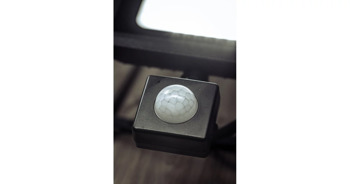 Kép 9/12 - LED reflektor iNEXT mozgásérzékelővel 20W 1600lm, PF>0,9, RA>80, IP65, 120°, 6400K, fekete