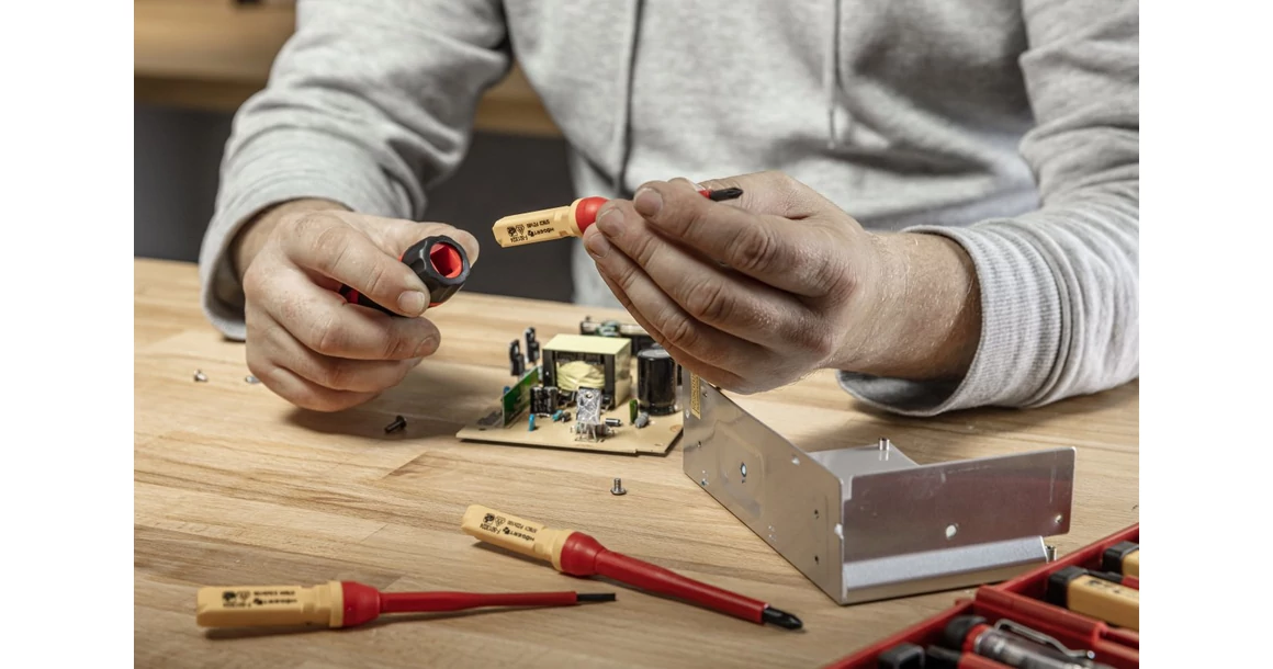 Kép 2/4 - Szerszám Högert Csavarhúzó szett,  13db-os, szigetelt 1000V, CrMo, extra markolattal, fázisceruzával, tárolóban