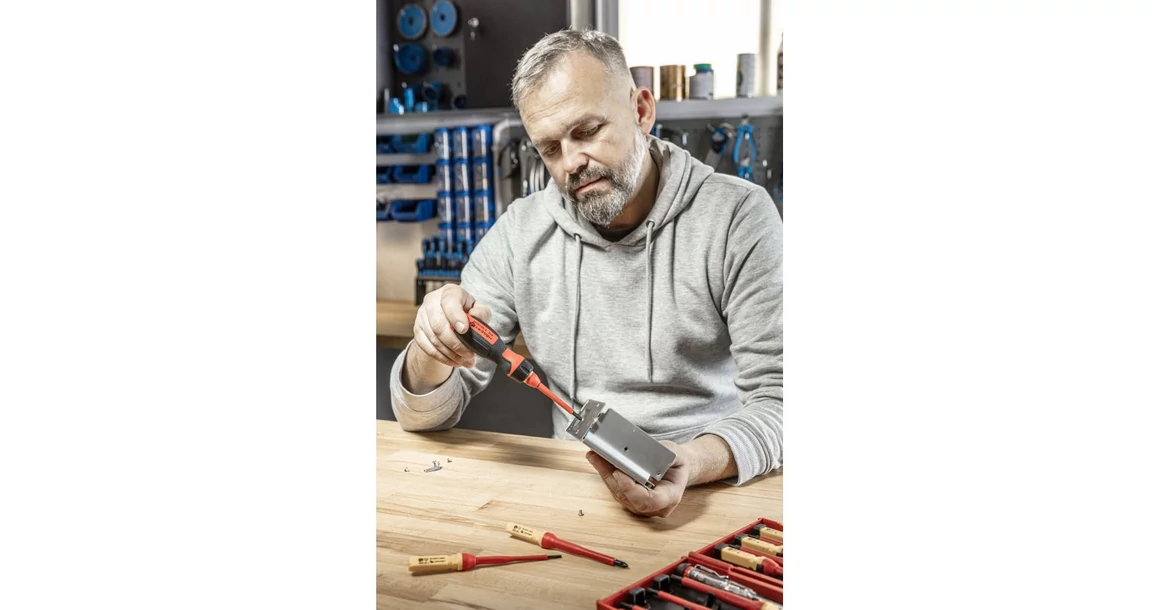 Kép 3/4 - Szerszám Högert Csavarhúzó szett,  13db-os, szigetelt 1000V, CrMo, extra markolattal, fázisceruzával, tárolóban