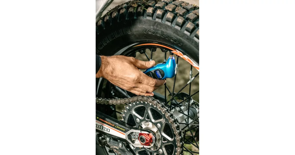 Kép 2/3 - Szerszám Högert Gumiabroncsmérő, digitális