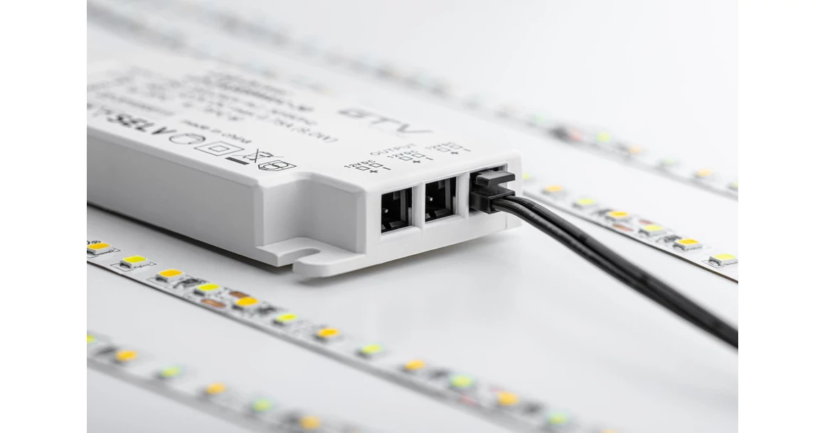 Kép 2/2 - Tápegység LED 12V,   9W, IP20, 100*41*12mm, 3 mini AMP csatlakozóval, 1,5fm kábellel, villásdugóval