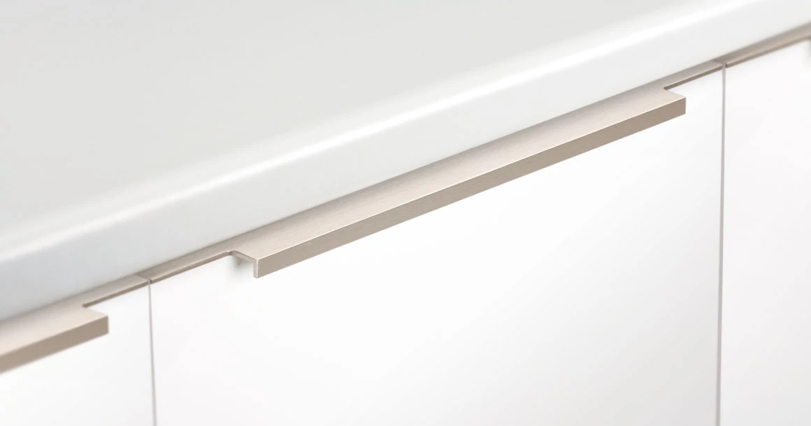 Kép 2/4 - Fogantyú  Viefe LINEAR 19 élre ültethető, 1197mm, alumínium, szálcsiszolt