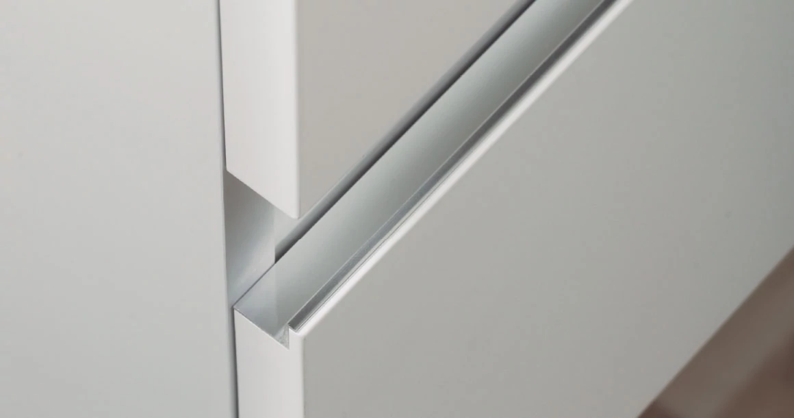 Kép 3/3 - Fogantyú  Viefe GRADA élbe ültethető,  697mm, alumínium, fehér