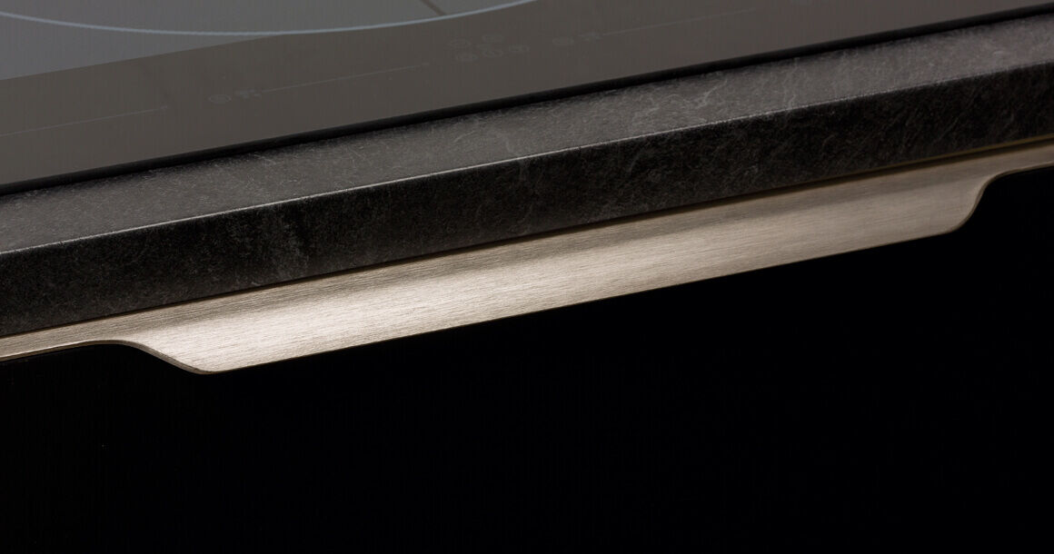 Kép 2/4 - Fogantyú  Viefe VECTOR élbe ültethető, 20,5mm ajtóhoz,  397mm, alumínium, csiszolt fekete