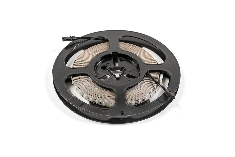 LED szalag 2835, 600 LED/5 fm, váltakozó színhőmérséklet, CCT, 5W/fm,  33W/5fm , 8mm , 5fm/tekercs, 12V, IP20, 700lm/m